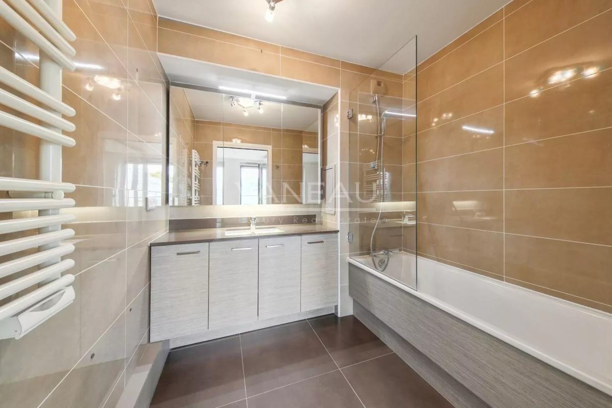 BOULOGNE - ETAGE ELEVE - TERRASSE