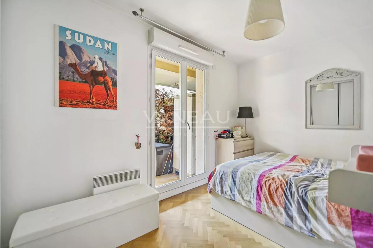 ISSY LES MOULINEAUX - EN ETAGE AVEC JARDIN, TERRASSE ET PARKING