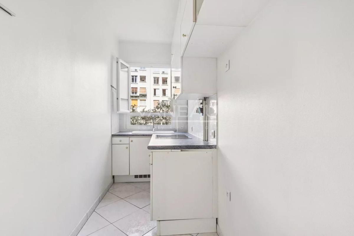 PARIS XV - Appartement deux pièces/ Poss professions libérales