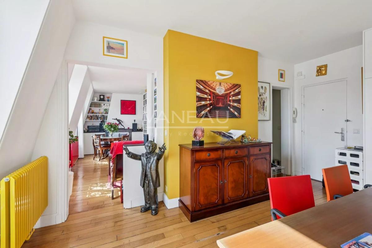 Paris IIème - Dernier étage avec ascenseur - vue dégagée