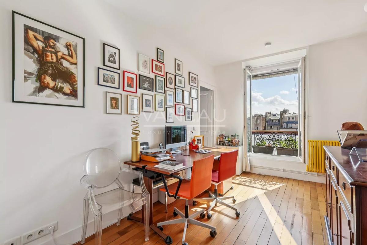 Paris IIème - Dernier étage avec ascenseur - vue dégagée