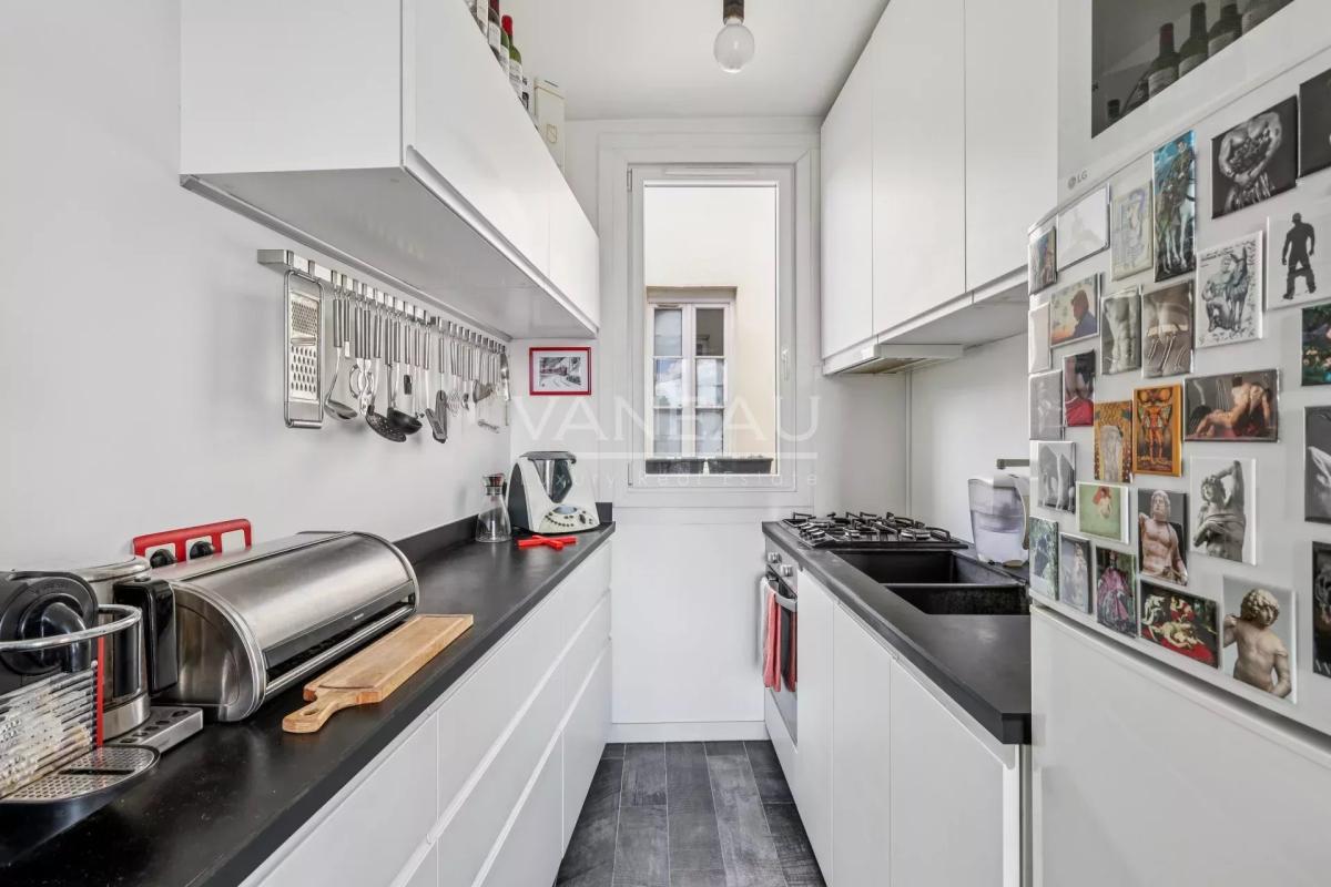 Paris IIème - Dernier étage avec ascenseur - vue dégagée