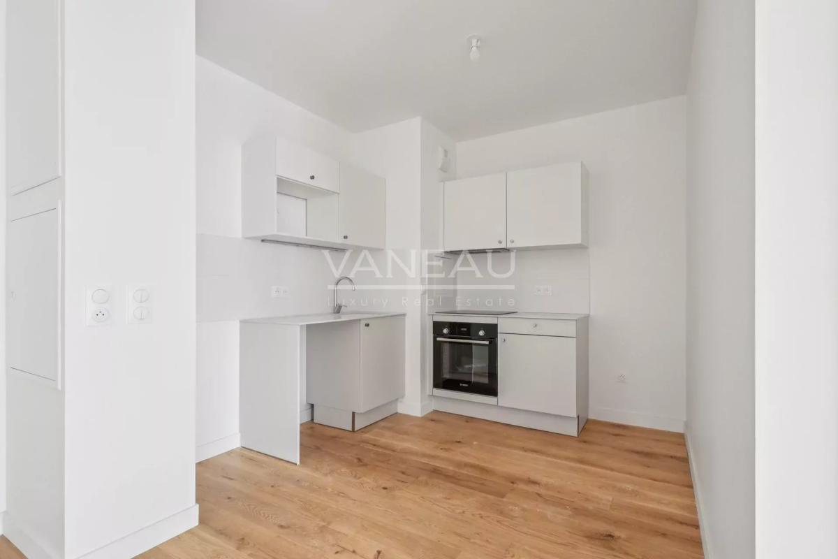 Issy-les-Moulineaux - Trois pièces rénové avec large balcon