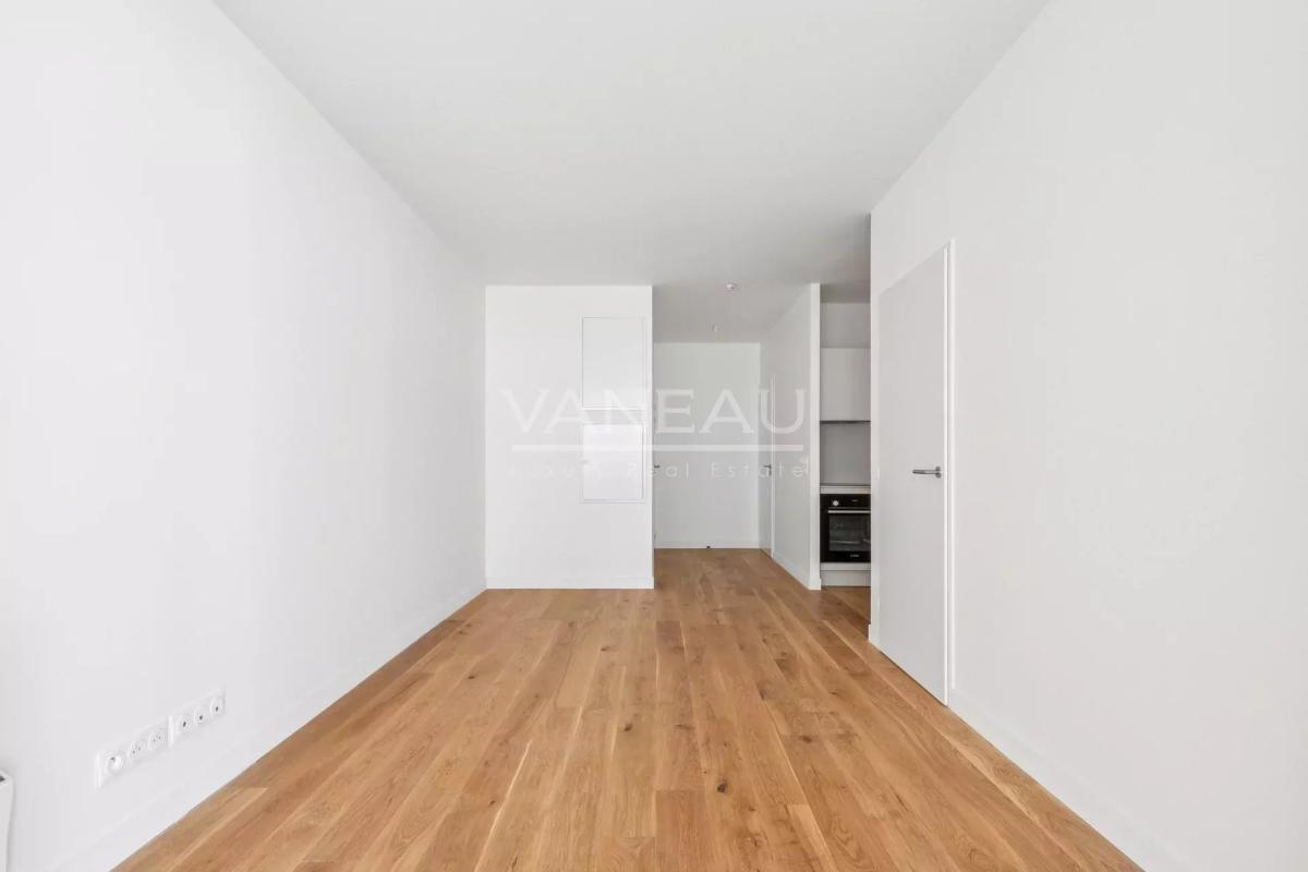 Issy-les-Moulineaux - Deux pièces rénové DPE D avec terrasse et 