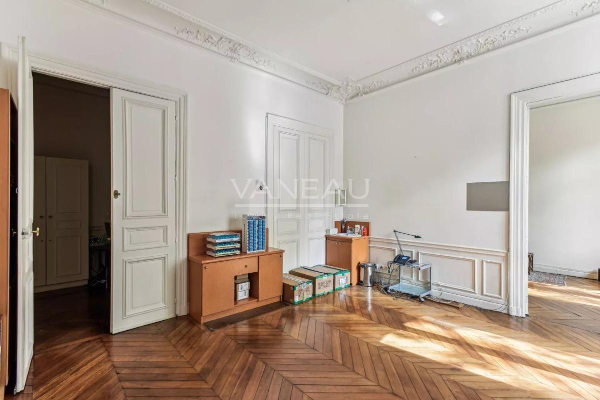 PARIS VIII - Parc Monceau - Appartement Haussmannien de 2 pièces
