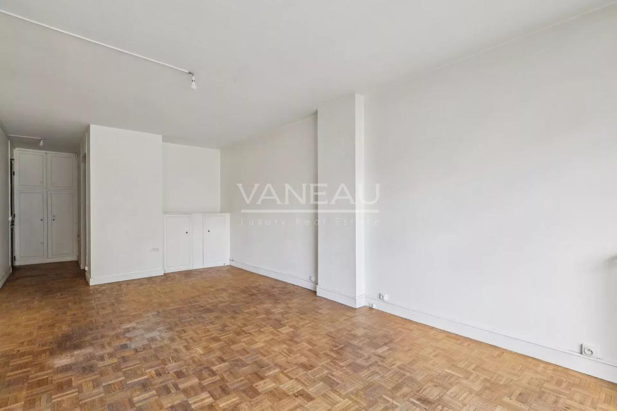 Paris XV ème, grand studio 34.38 m² avec balcon