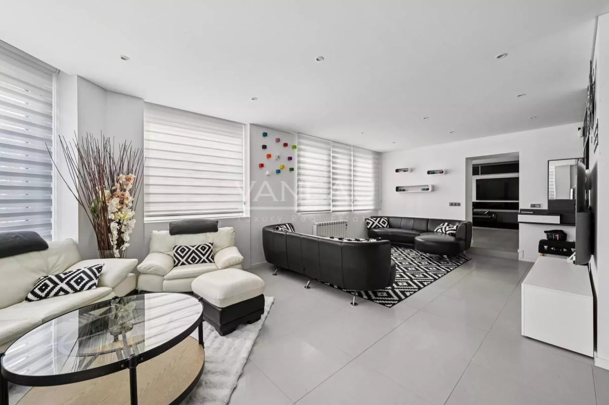 XVe -  Rond-Point Saint-Charles. Comme une maison.