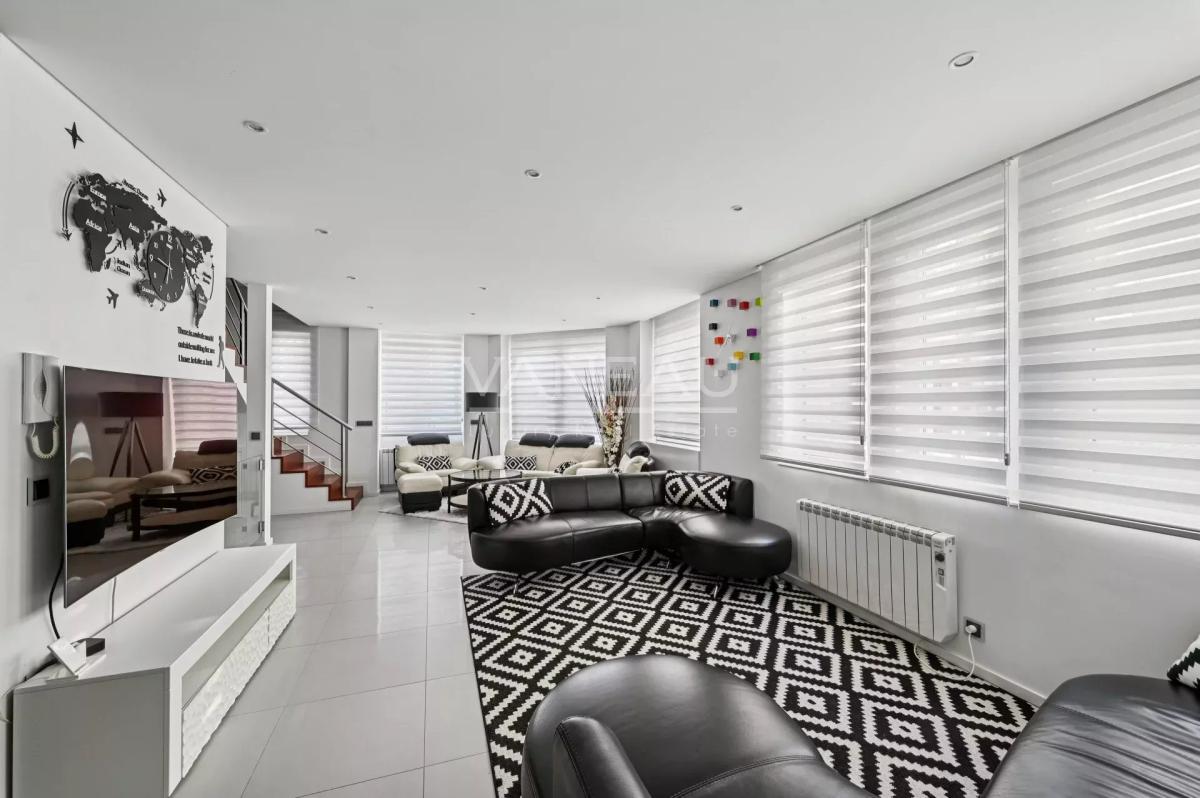 XVe -  Rond-Point Saint-Charles. Comme une maison.