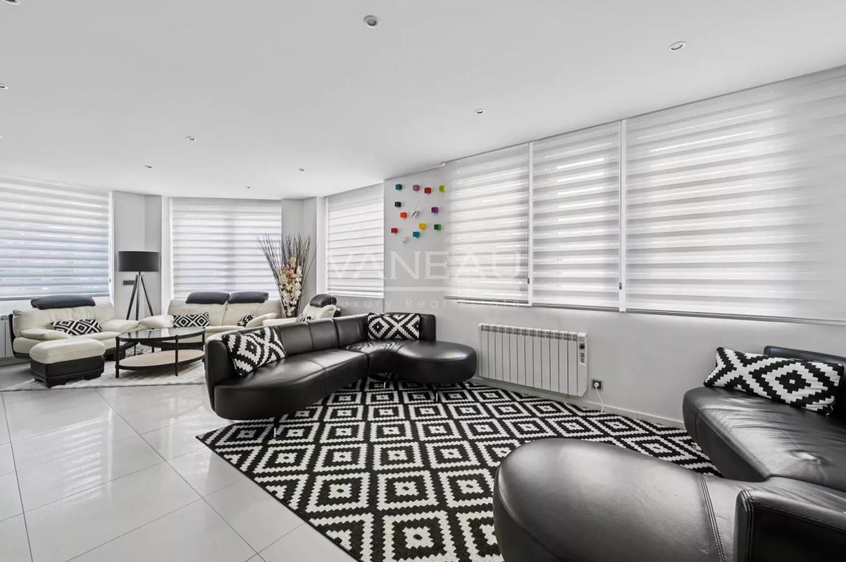 XVe -  Rond-Point Saint-Charles. Comme une maison.