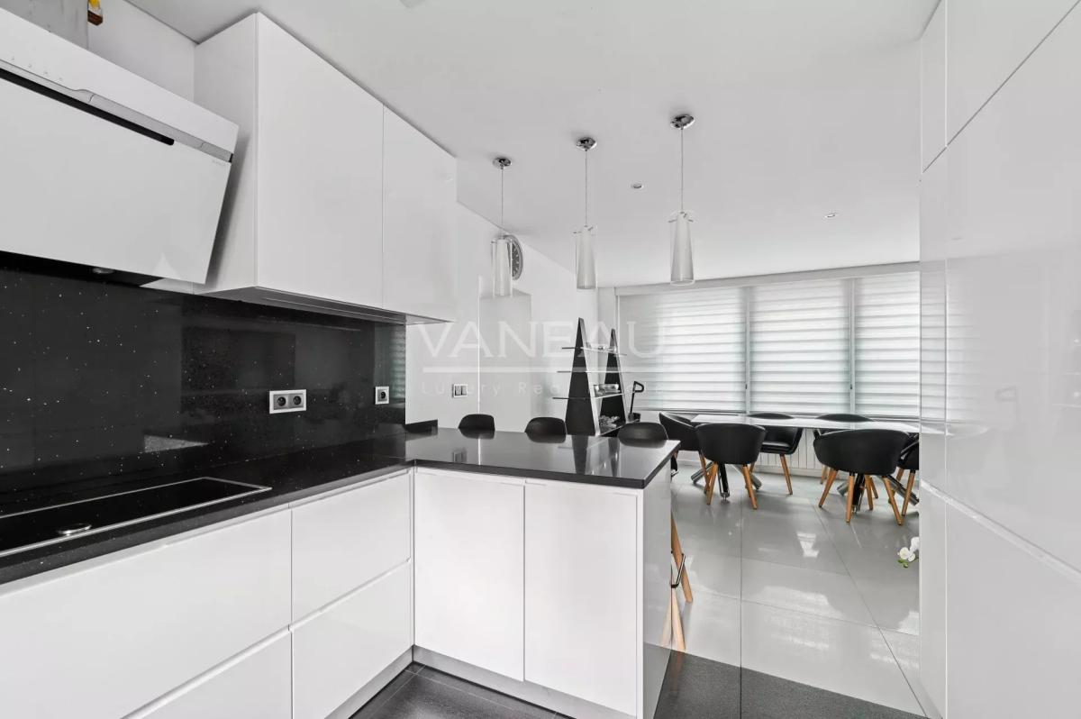 XVe -  Rond-Point Saint-Charles. Comme une maison.