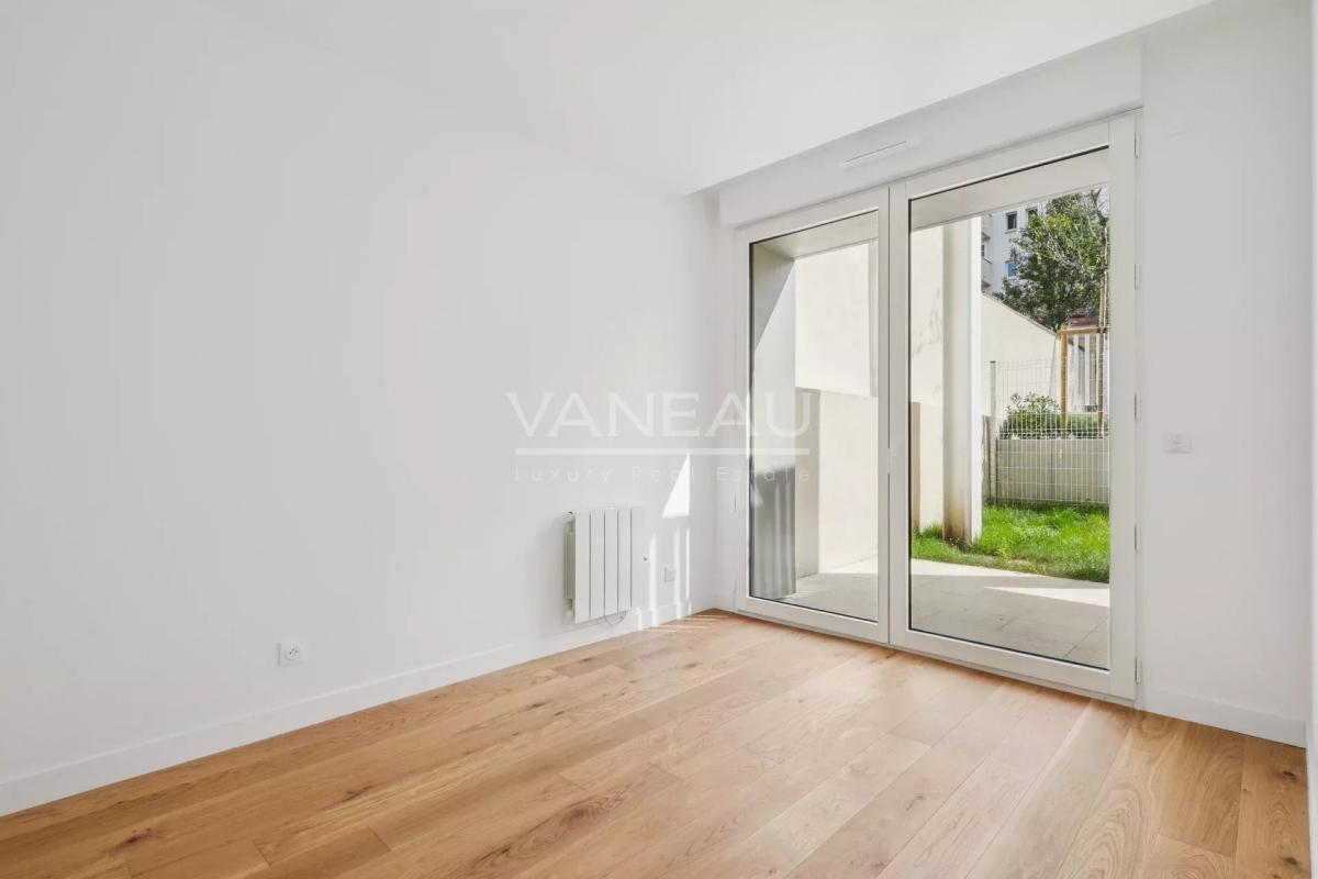 Issy-les-Moulineaux - Deux pièces rénové DPE D avec terrasse et 