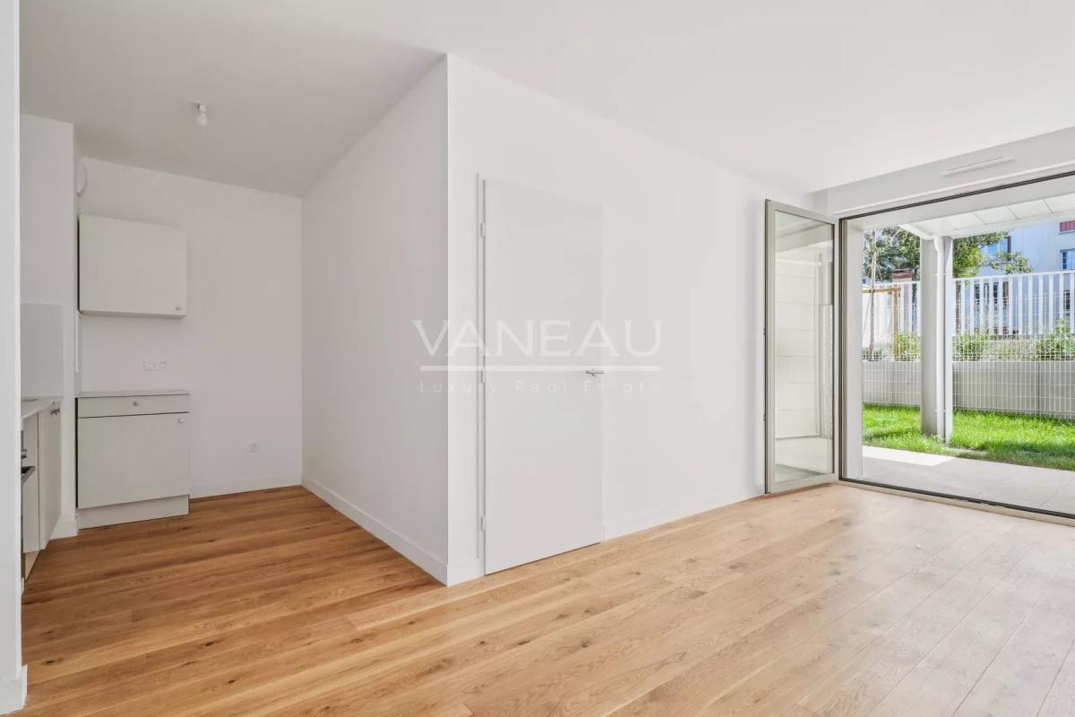 Issy-les-Moulineaux - Deux pièces rénové DPE D avec terrasse et 