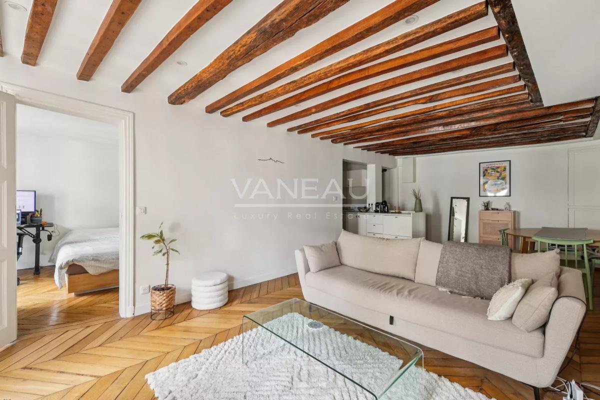 Paris IXe - Charmant deux pièces - Parquet, moulures, poutres et
