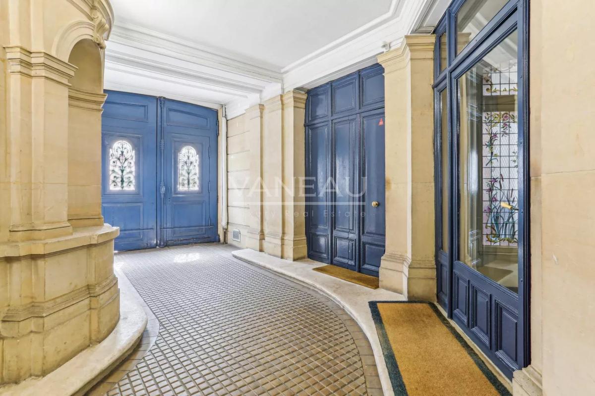 Paris VIIIe Rome/Batignolles Deux pièces Dernier étage