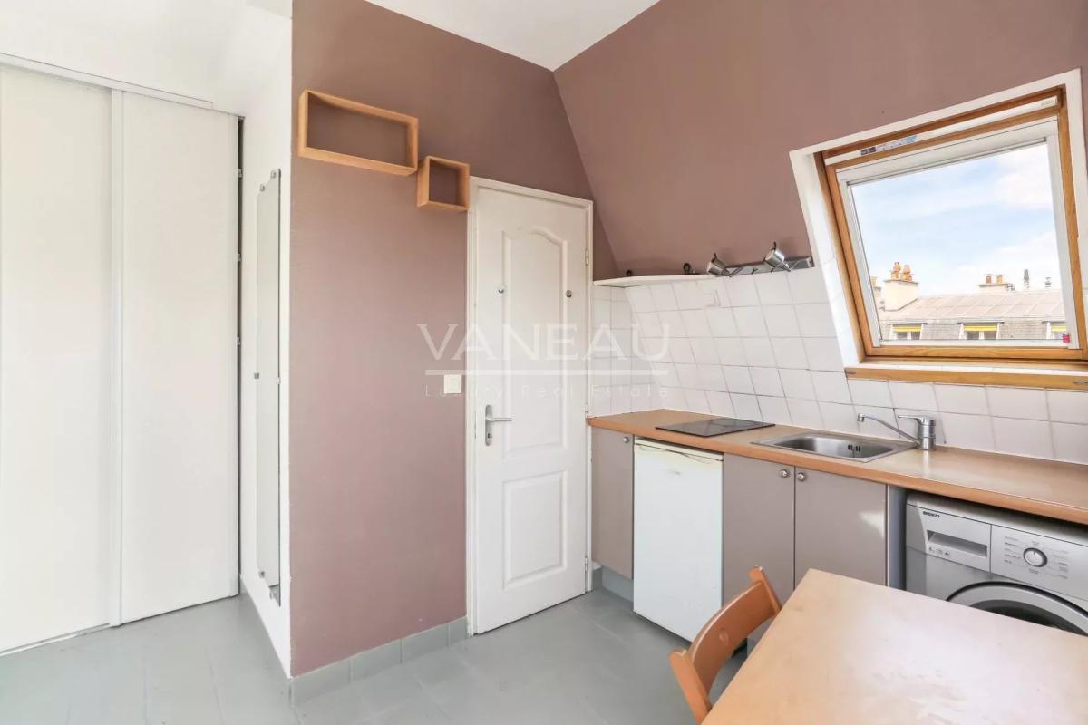 Paris VIIIe Rome/Batignolles Deux pièces Dernier étage