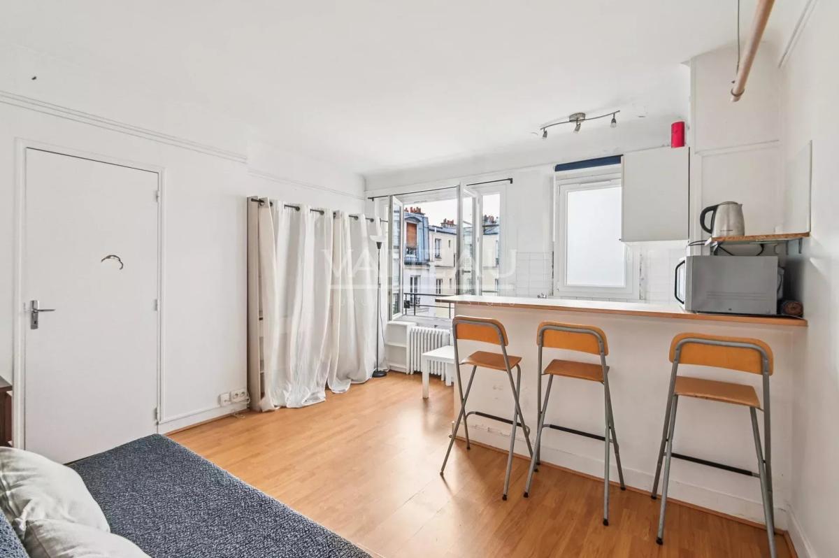 PARIS XVIIIe - Guy Moquet / rue Championnet - Studio lumineux et