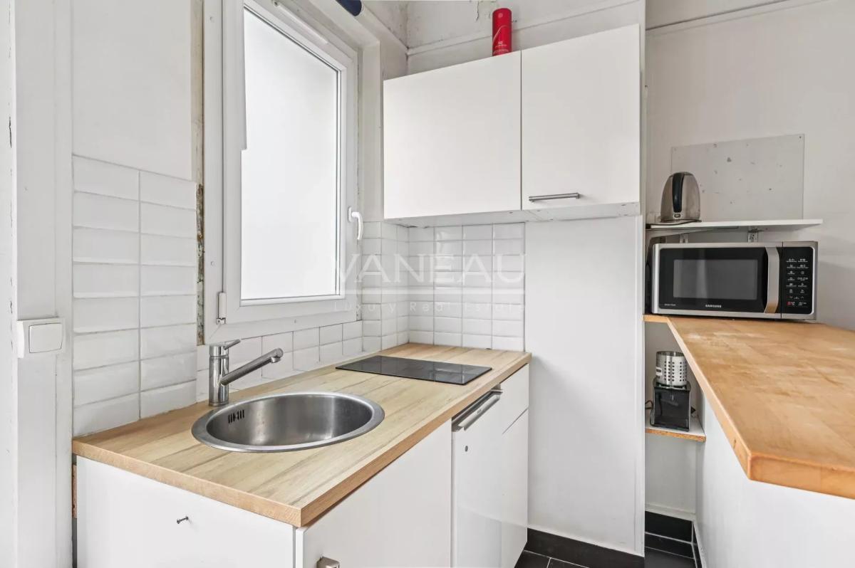 PARIS XVIIIe - Guy Moquet / rue Championnet - Studio lumineux et