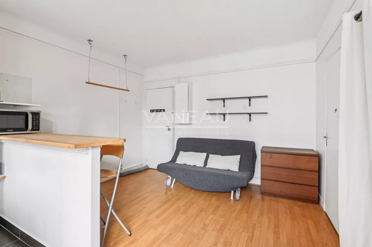 PARIS XVIIIe - Guy Moquet / rue Championnet - Studio lumineux et