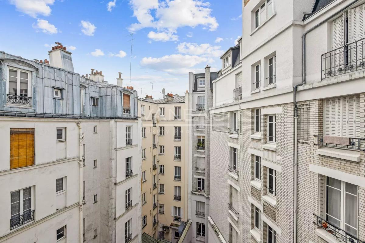 PARIS XVIIIe - Guy Moquet / rue Championnet - Studio lumineux et