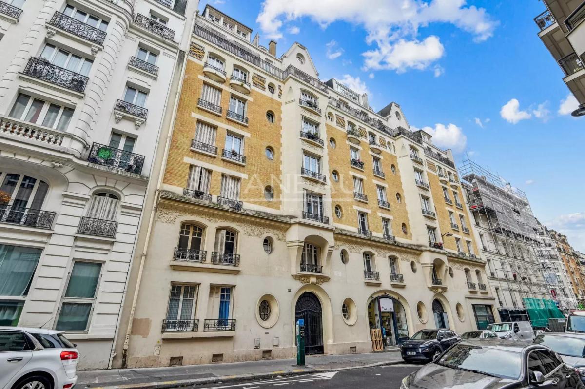 PARIS XVIIIe - Guy Moquet / rue Championnet - Studio lumineux et