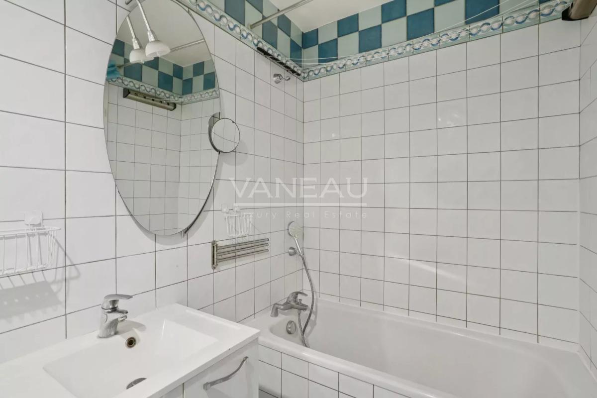 Paris XVe - Sèvres Lecourbe / Blomet : Studio calme et lumineux