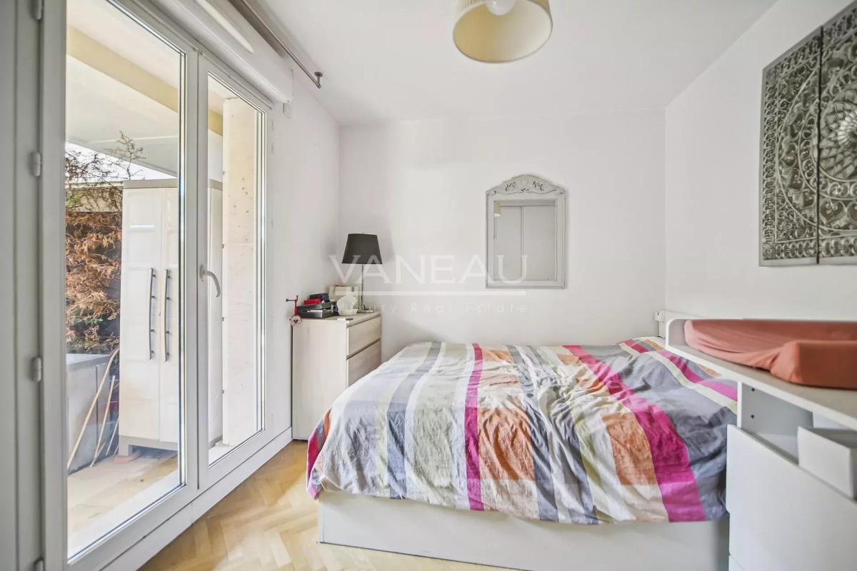 ISSY LES MOULINEAUX - EN ETAGE AVEC JARDIN, TERRASSE ET PARKING