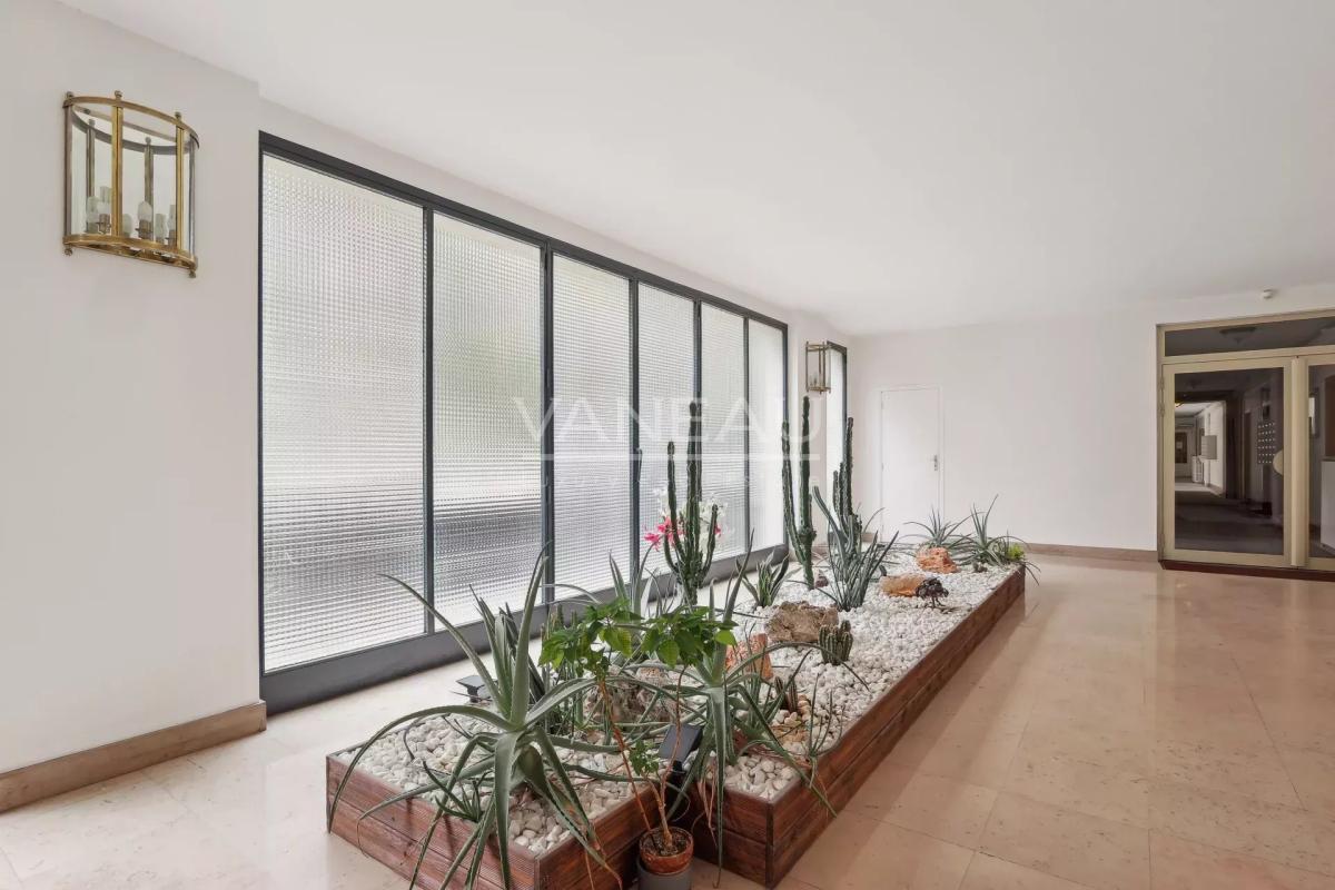 Métro Commerce - Deux pièces