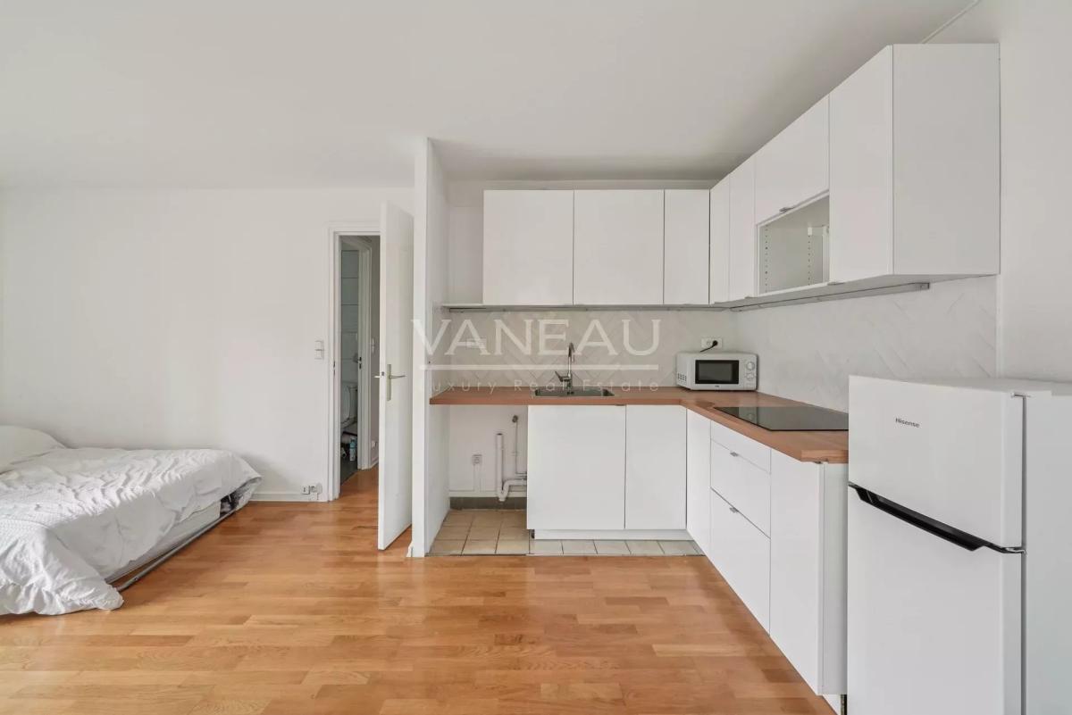 Paris XVIe - Passy - Boulainvilliers - Studio baigné de lumière.