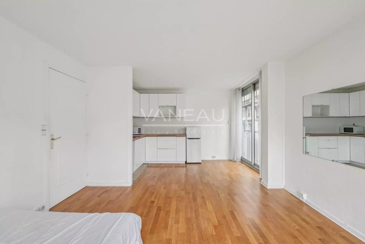 Paris XVIe - Passy - Boulainvilliers - Studio baigné de lumière.