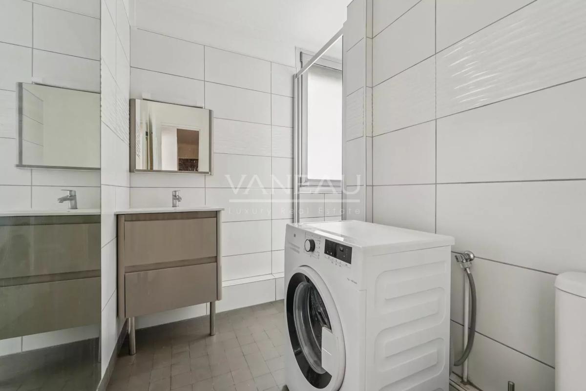 Paris XVIe - Passy - Boulainvilliers - Studio baigné de lumière.