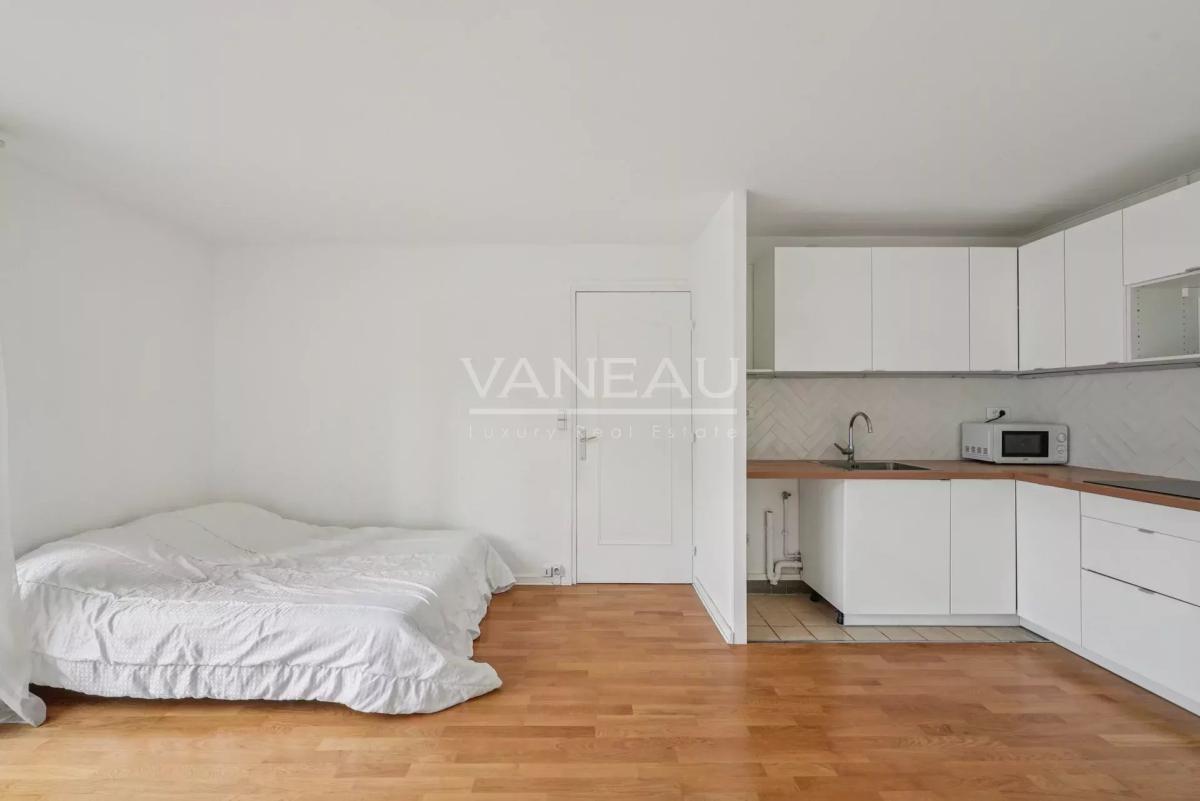 Paris XVIe - Passy - Boulainvilliers - Studio baigné de lumière.