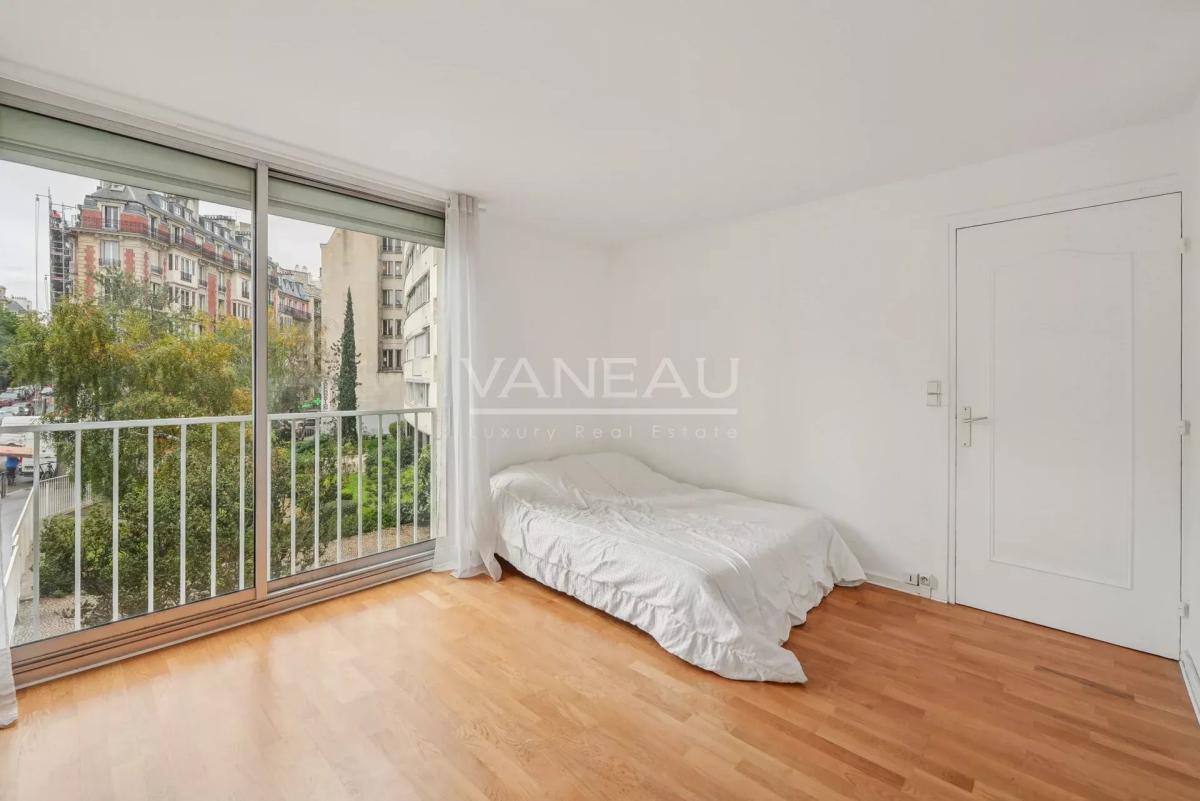 Paris XVIe - Passy - Boulainvilliers - Studio baigné de lumière.