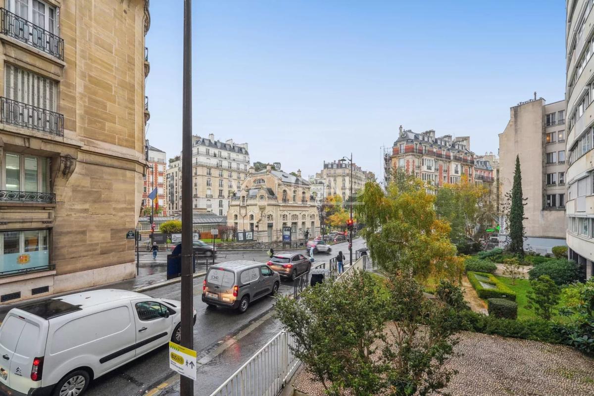 Paris XVIe - Passy - Boulainvilliers - Studio baigné de lumière.