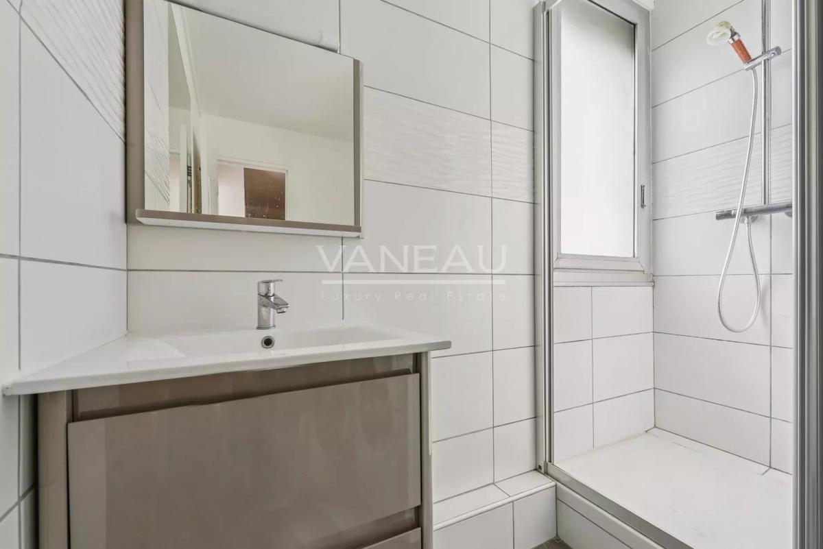 Paris XVIe - Passy - Boulainvilliers - Studio baigné de lumière.