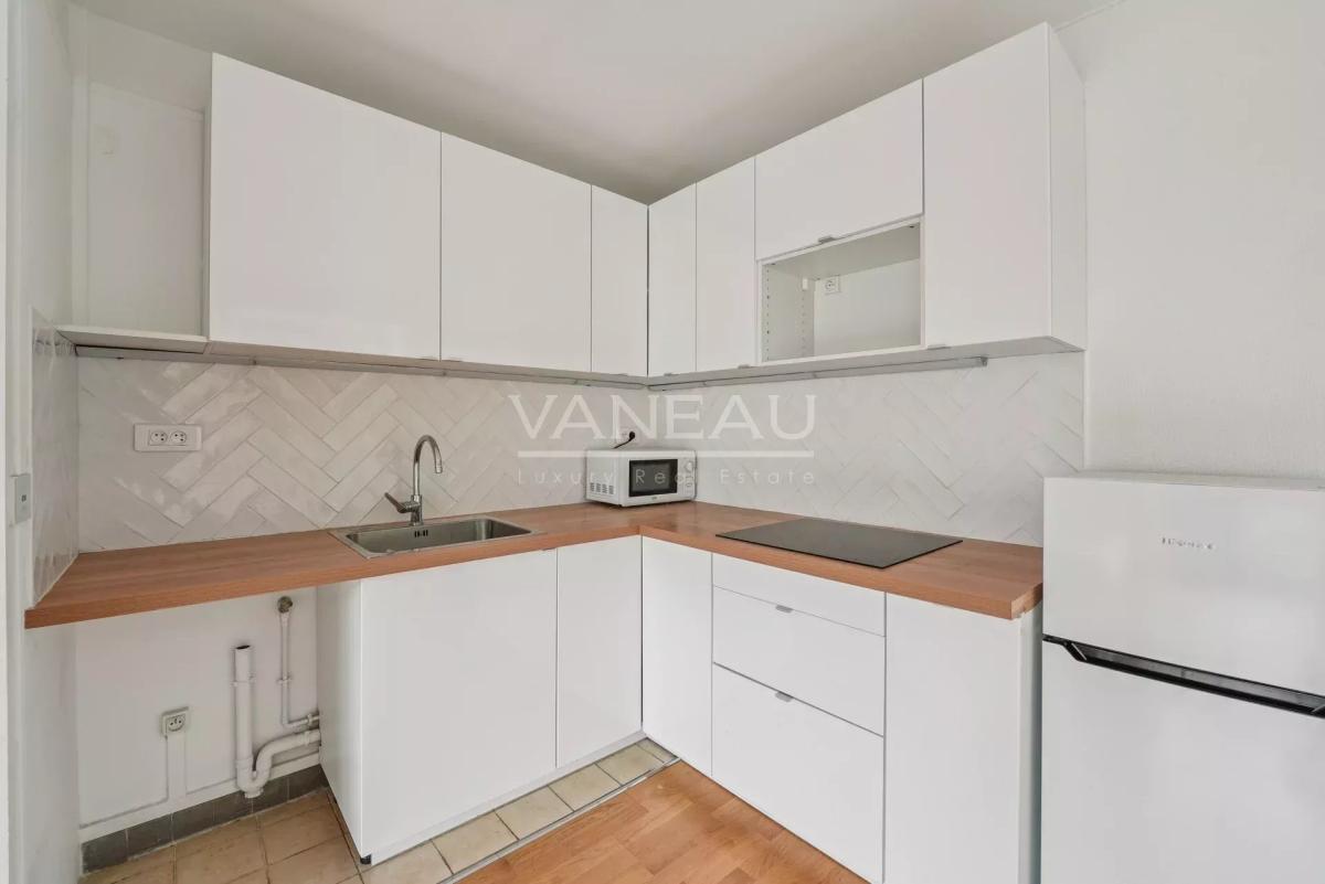 Paris XVIe - Passy - Boulainvilliers - Studio baigné de lumière.