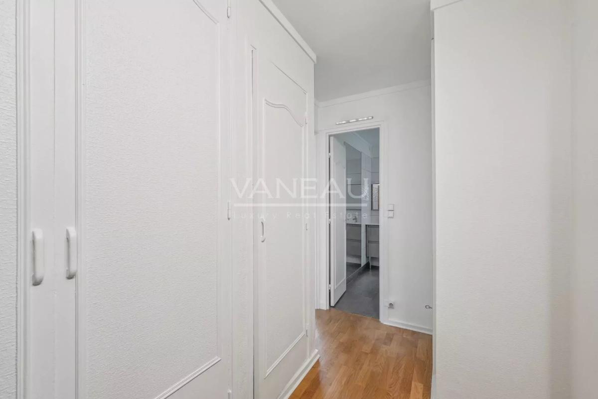 Paris XVIe - Passy - Boulainvilliers - Studio baigné de lumière.