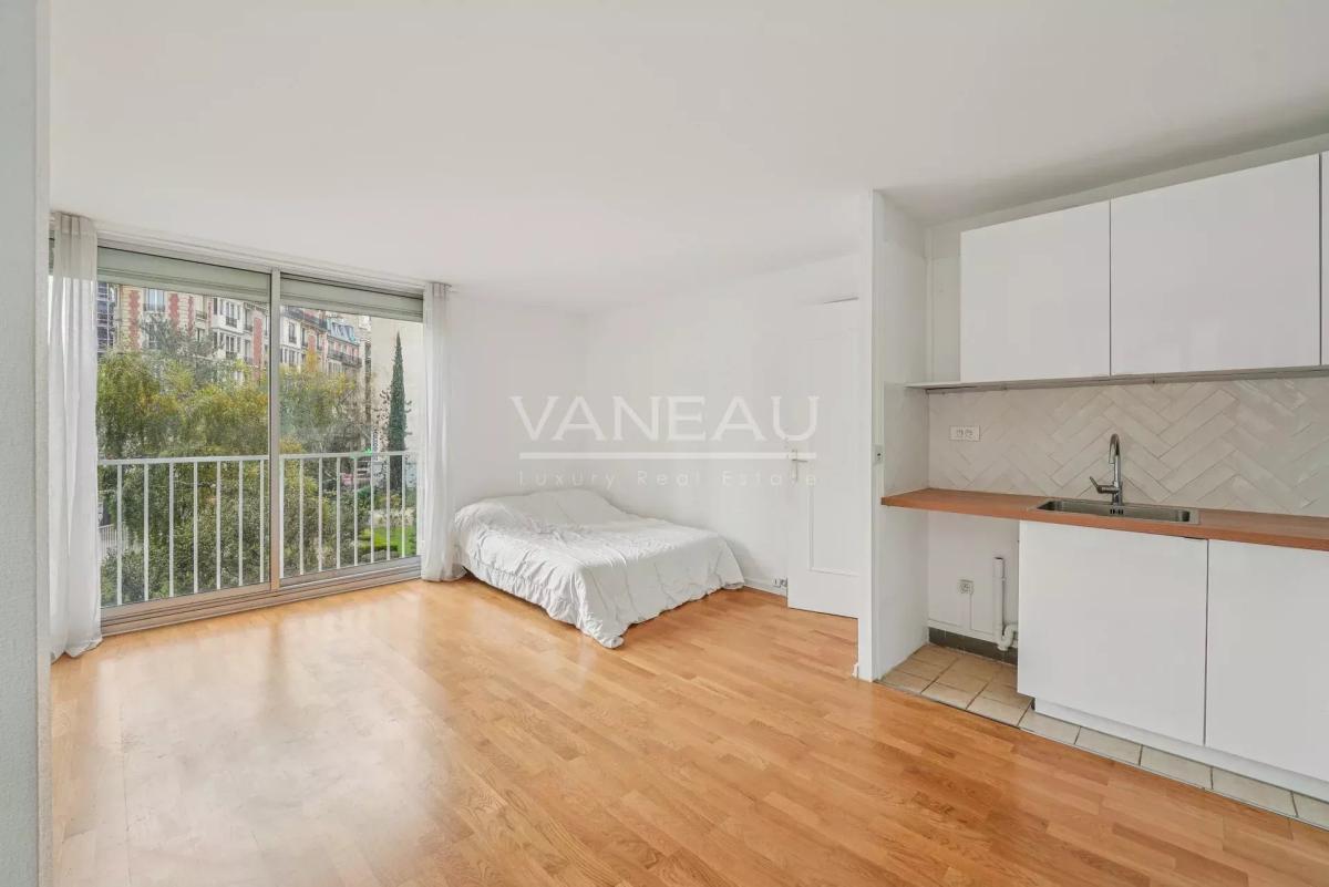 Paris XVIe - Passy - Boulainvilliers - Studio baigné de lumière.