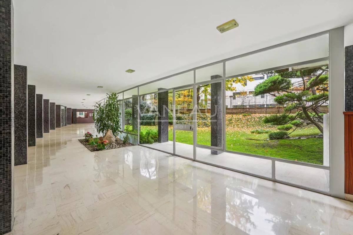 Paris XVIe - Passy - Boulainvilliers - Studio baigné de lumière.