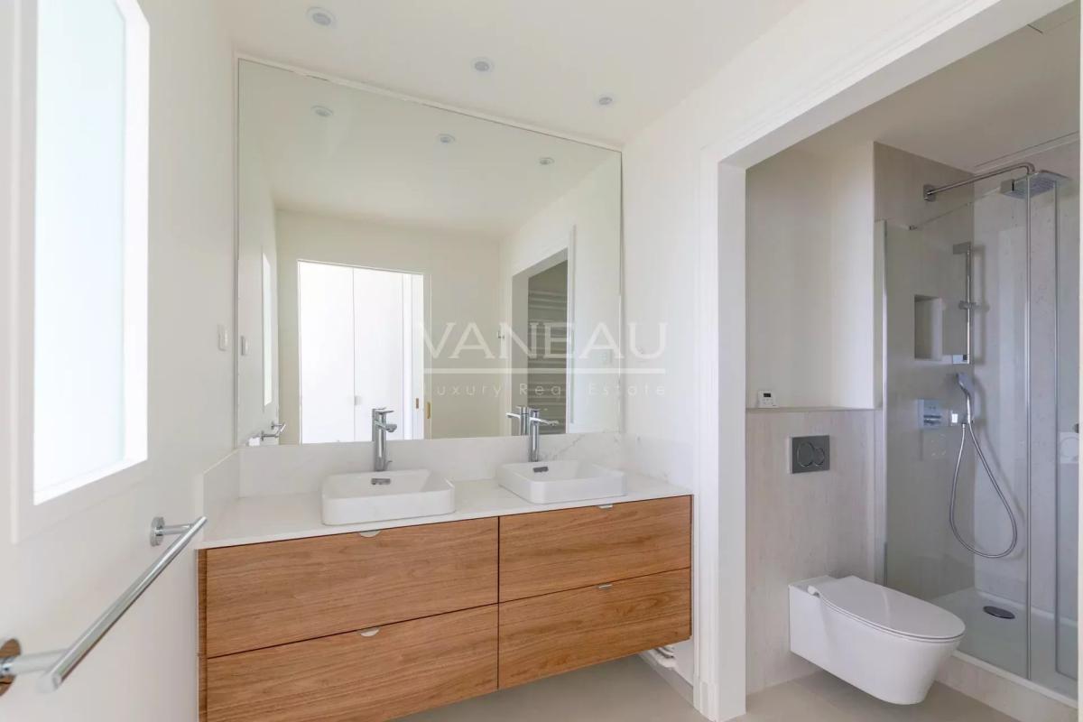 Paris  VII - Très bel  appartement entièrement rénové sur rue et