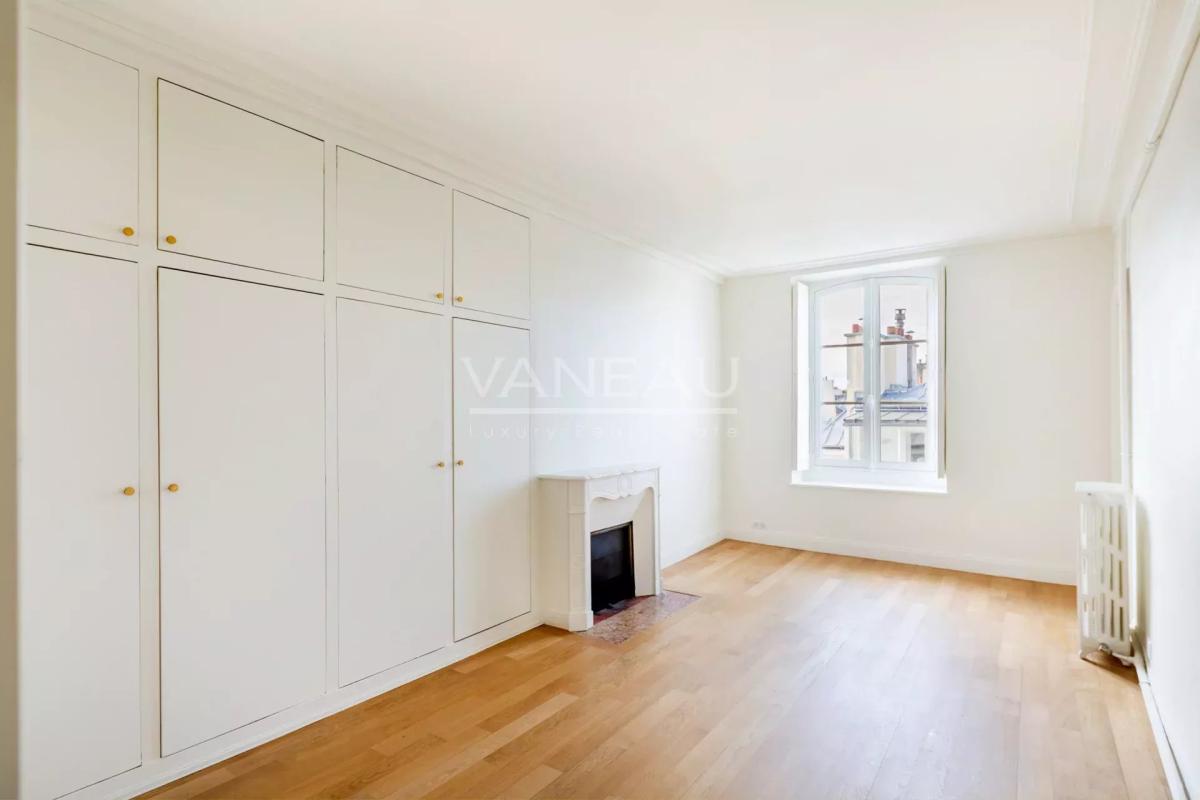 Paris  VII - Très bel  appartement entièrement rénové sur rue et