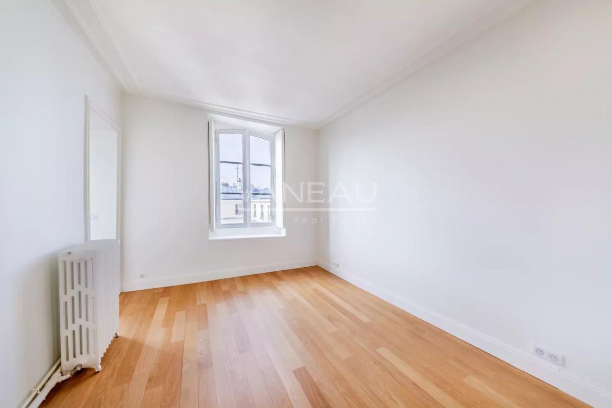 Paris  VII - Très bel  appartement entièrement rénové sur rue et