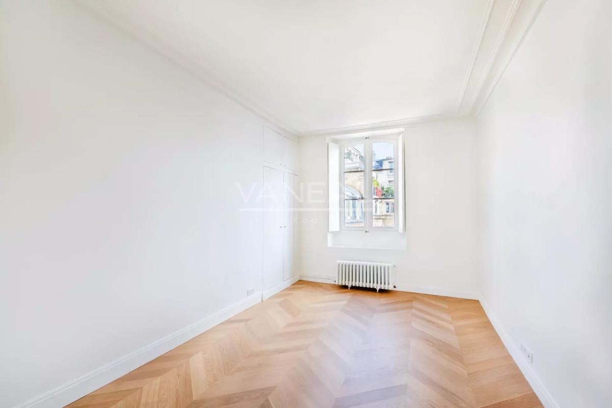 Paris  VII - Très bel  appartement entièrement rénové sur rue et