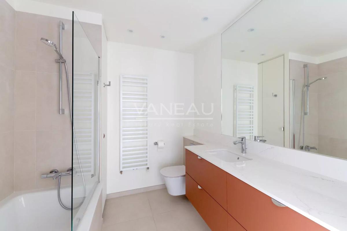 Paris  VII - Très bel  appartement entièrement rénové sur rue et