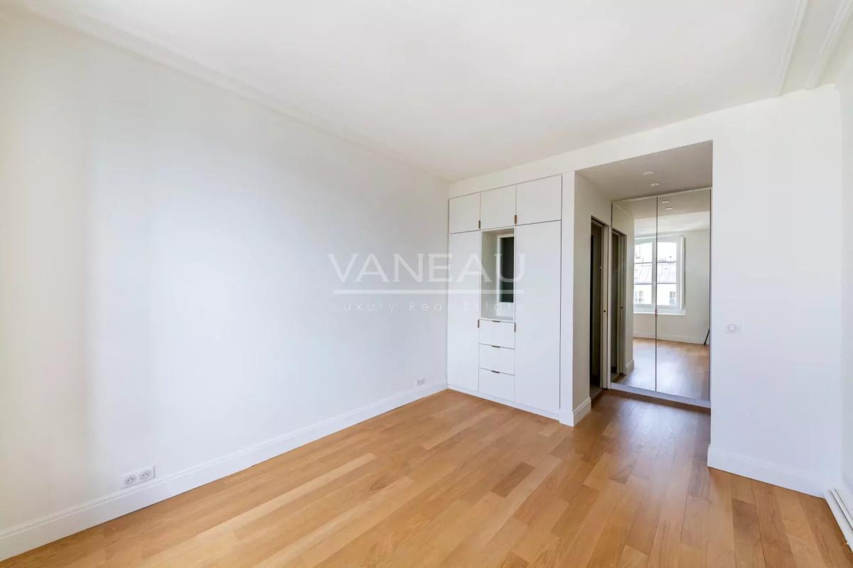 Paris  VII - Très bel  appartement entièrement rénové sur rue et