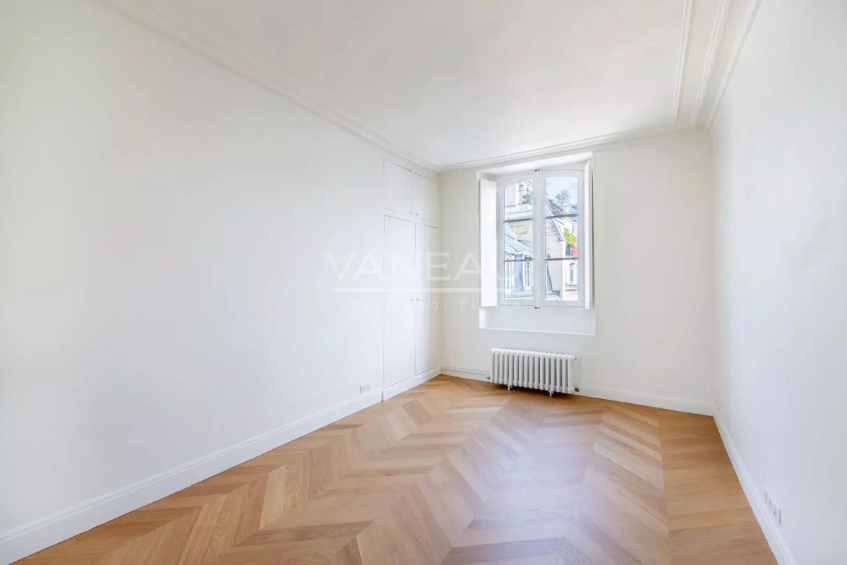 Paris  VII - Très bel  appartement entièrement rénové sur rue et