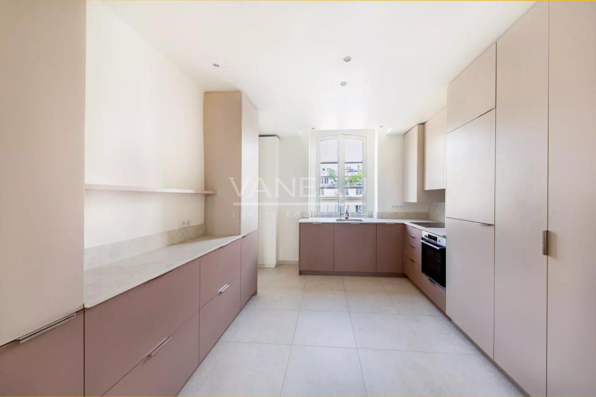 Paris  VII - Très bel  appartement entièrement rénové sur rue et