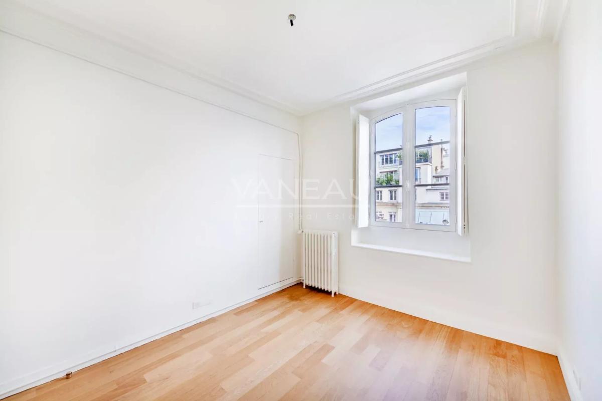 Paris  VII - Très bel  appartement entièrement rénové sur rue et