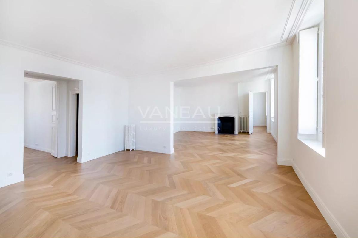 Paris  VII - Très bel  appartement entièrement rénové sur rue et