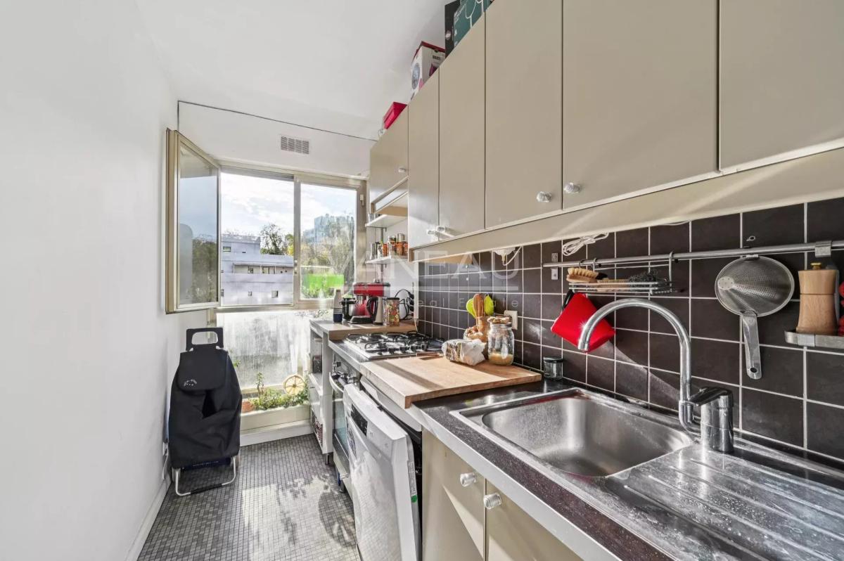 PARIS XVe - Lourmel / Convention - Appartement avec balcon et vu