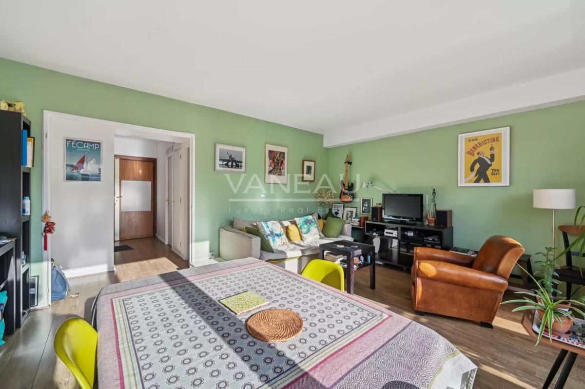 PARIS XVe - Lourmel / Convention - Appartement avec balcon et vu